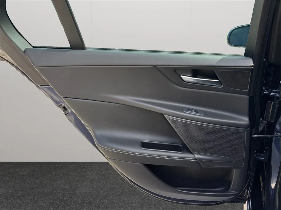 Jaguar XE photo 43