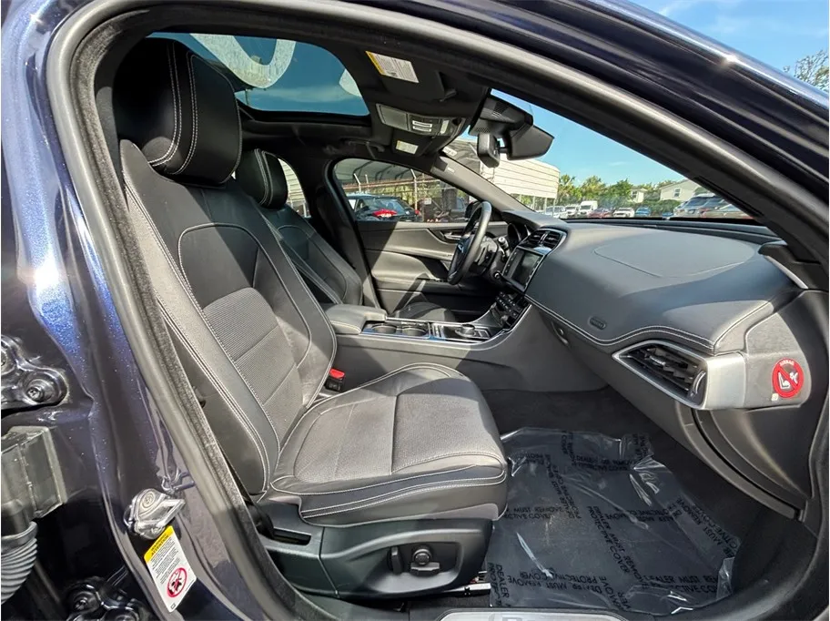 Jaguar XE photo 47