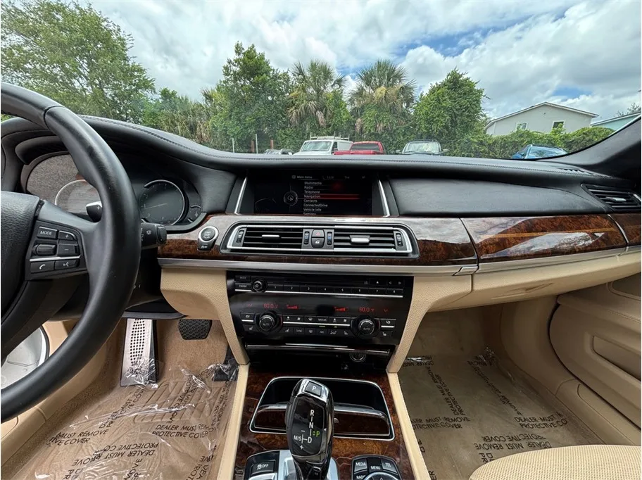 BMW 7 Series photo 11