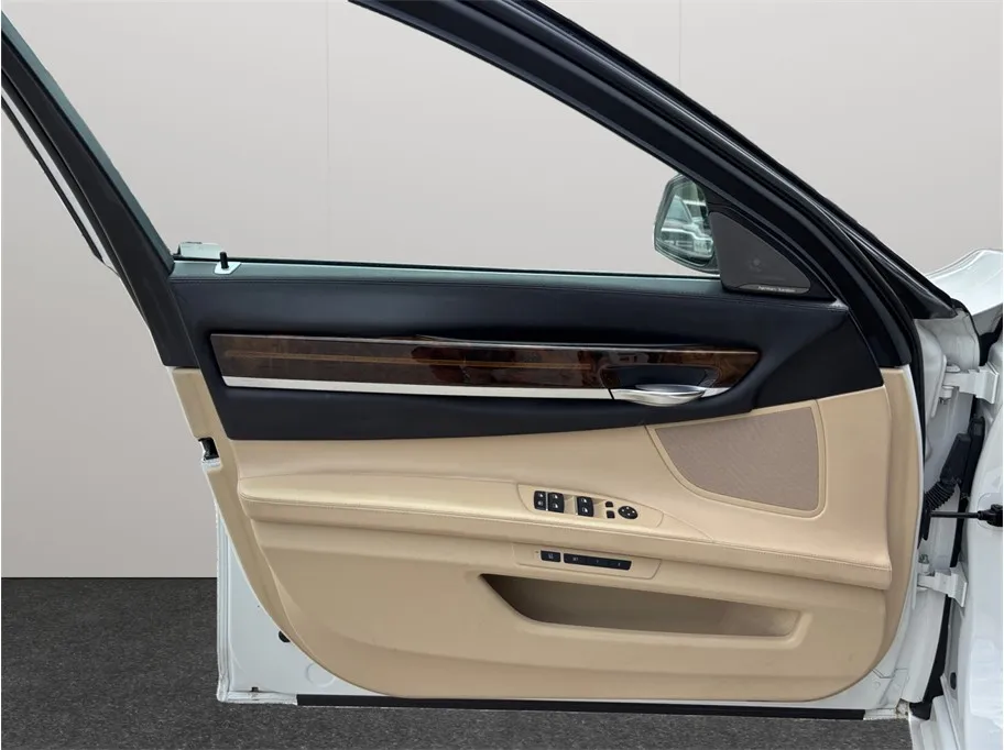 BMW 7 Series photo 22