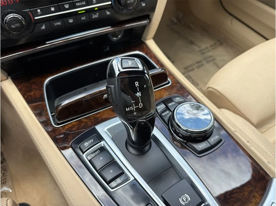 BMW 7 Series photo 38