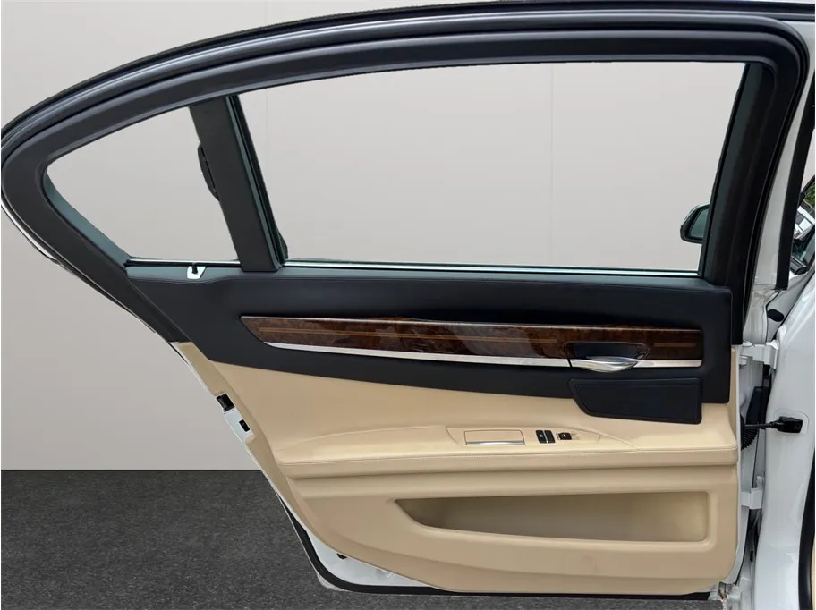 BMW 7 Series photo 41