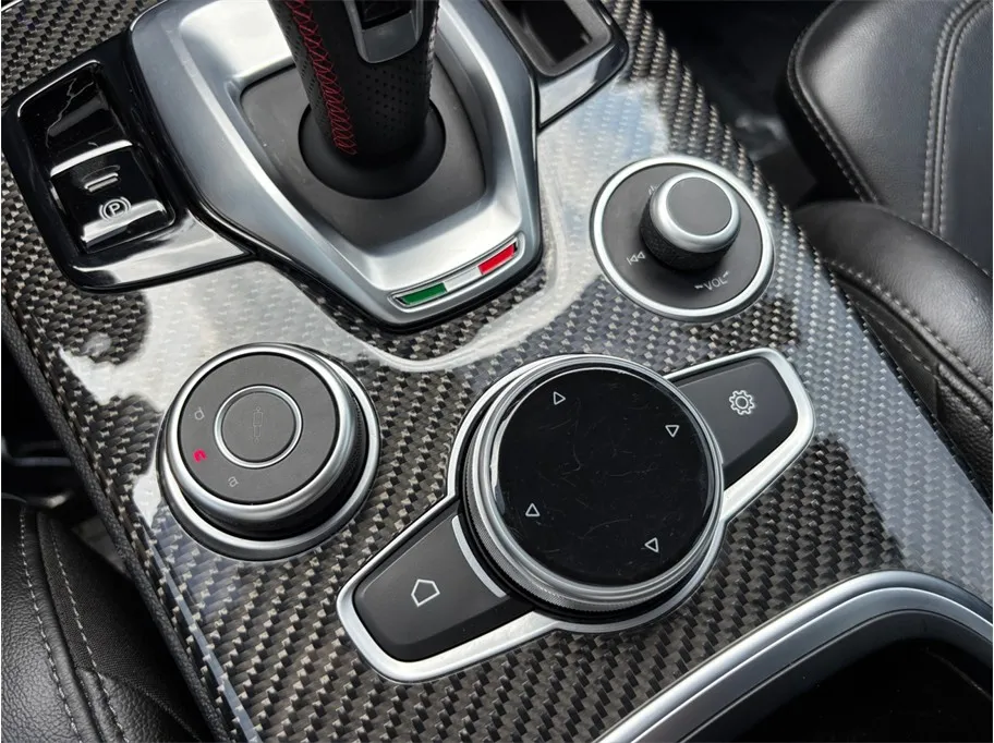 Alfa Romeo Stelvio photo 38