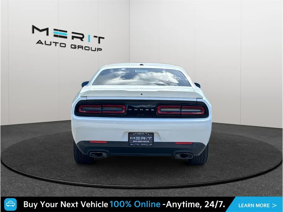 Dodge Challenger photo 8
