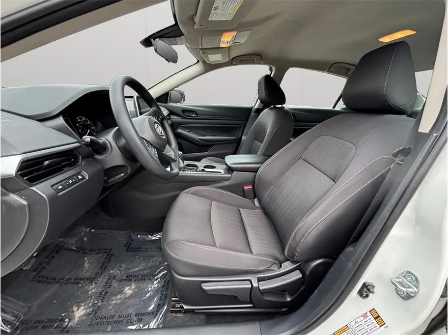 Nissan Altima photo 2