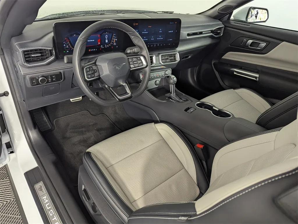 2025 Ford Mustang EcoBoost Premium photo 4