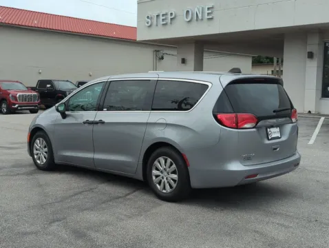 More photos of 2018 Chrysler Pacifica L at Step One Cadillac GMC Fort Walton Beach, FL