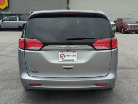 More photos of 2018 Chrysler Pacifica L at Step One Cadillac GMC Fort Walton Beach, FL