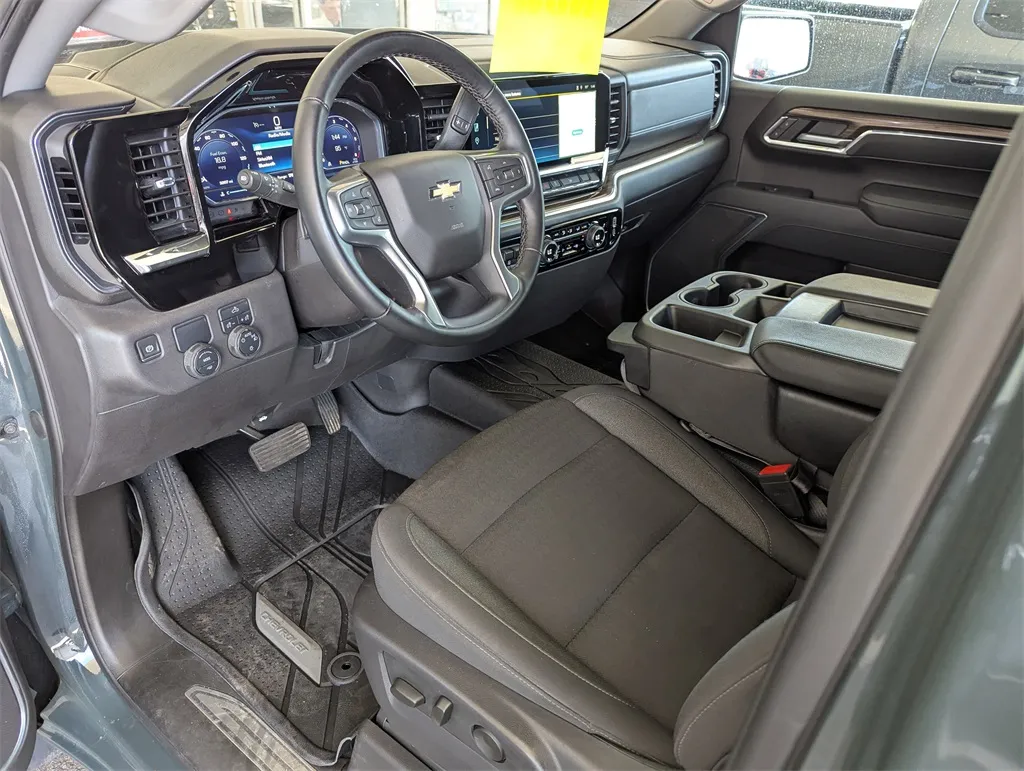 2025 Chevrolet Silverado 1500 LT photo 3