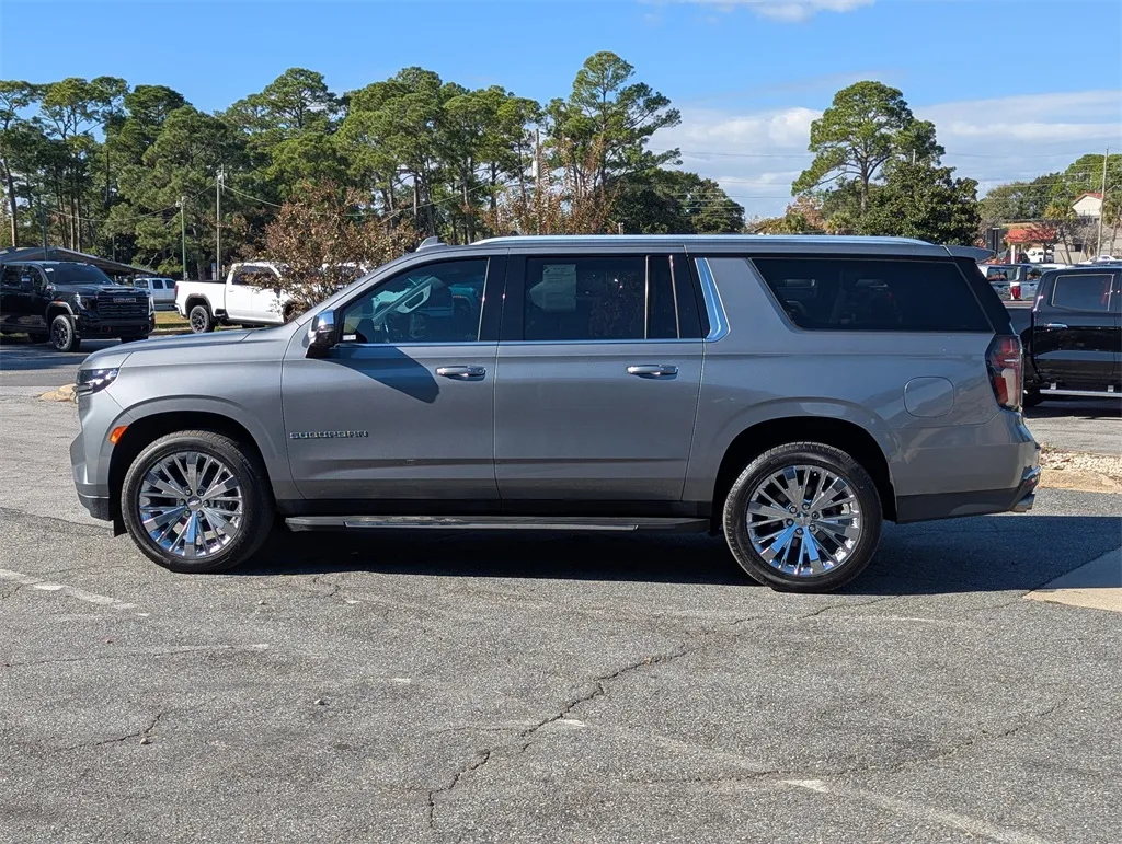 2021 Chevrolet Suburban Premier photo 3