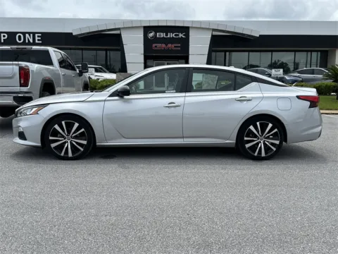 More photos of 2022 Nissan Altima 2.5 SR at Step One Cadillac Buick GMC Pensacola, FL