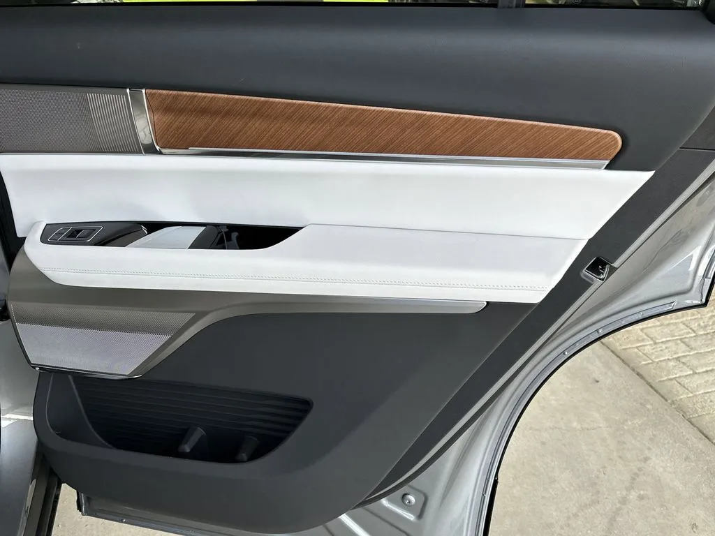 2026 Cadillac VISTIQ Luxury - Photo 30