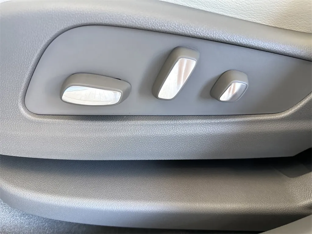 2025 Cadillac XT6 Premium Luxury photo 3