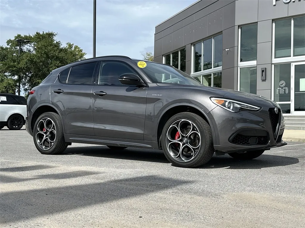 2023 Alfa Romeo Stelvio Ti photo 2