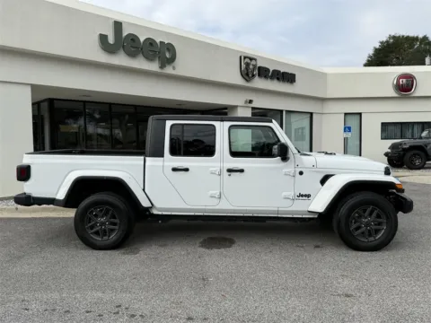 More photos of 2024 Jeep Gladiator Sport at Step One CDJR Fiat Crestview, FL
