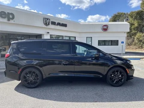 More photos of 2026 Chrysler Pacifica Select at Step One CDJR Fiat Crestview, FL