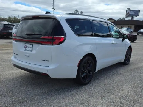 More photos of 2026 Chrysler Pacifica Limited at Step One CDJR Fiat Crestview, FL