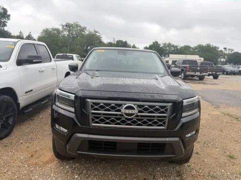 More photos of 2024 Nissan Frontier SL at Step One CDJR Fiat Crestview, FL