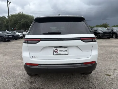 More photos of 2026 Jeep Grand Cherokee Altitude at Step One CDJR Fiat Crestview, FL