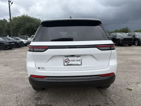 More photos of 2026 Jeep Grand Cherokee Laredo Altitude at Step One CDJR Fiat Crestview, FL