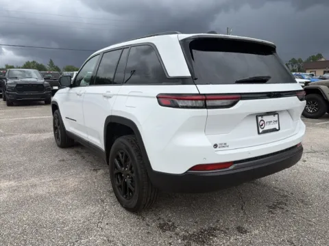 More photos of 2026 Jeep Grand Cherokee Altitude at Step One CDJR Fiat Crestview, FL