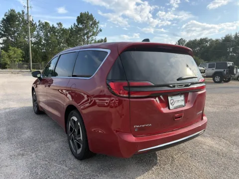 More photos of 2027 Chrysler Pacifica Limited at Step One CDJR Fiat Crestview, FL