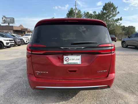 More photos of 2027 Chrysler Pacifica Limited at Step One CDJR Fiat Crestview, FL