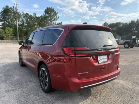 More photos of 2027 Chrysler Pacifica Limited at Step One CDJR Fiat Crestview, FL