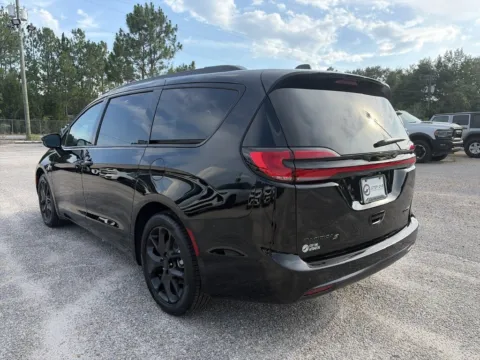 More photos of 2027 Chrysler Pacifica Limited at Step One CDJR Fiat Crestview, FL