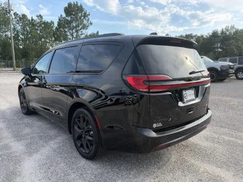 More photos of 2027 Chrysler Pacifica Limited at Step One CDJR Fiat Crestview, FL