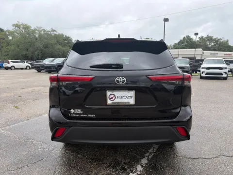 More photos of 2021 Toyota Highlander L at Step One CDJR Fiat Crestview, FL