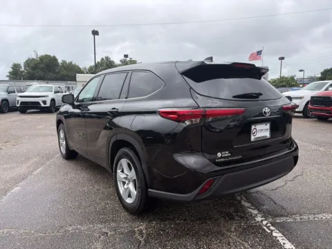 More photos of 2021 Toyota Highlander L at Step One CDJR Fiat Crestview, FL