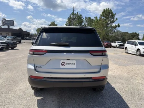 More photos of 2026 Jeep Grand Cherokee Altitude at Step One CDJR Fiat Crestview, FL
