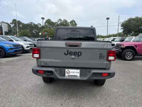 More photos of 2022 Jeep Gladiator Willys at Step One CDJR Fiat Crestview, FL