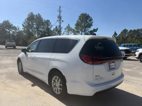 More photos of 2027 Chrysler Pacifica Select at Step One CDJR Fiat Crestview, FL