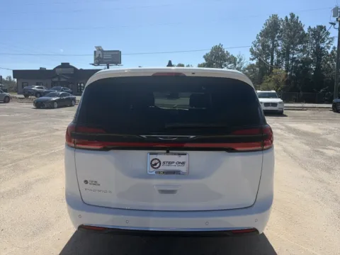 More photos of 2027 Chrysler Pacifica Select at Step One CDJR Fiat Crestview, FL