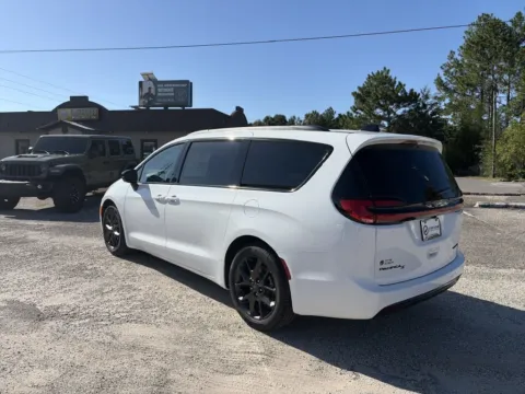More photos of 2027 Chrysler Pacifica Limited at Step One CDJR Fiat Crestview, FL