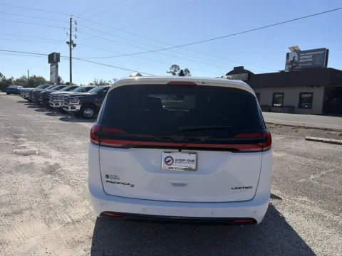 More photos of 2027 Chrysler Pacifica Limited at Step One CDJR Fiat Crestview, FL
