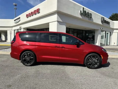 More photos of 2026 Chrysler Pacifica Select at Step One CDJR Fiat Crestview, FL