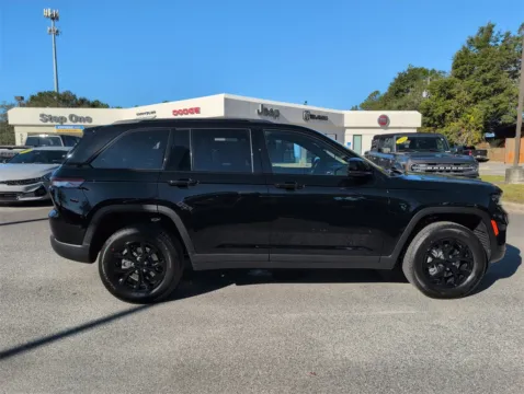 More photos of 2025 Jeep Grand Cherokee at Step One CDJR Fiat Crestview, FL