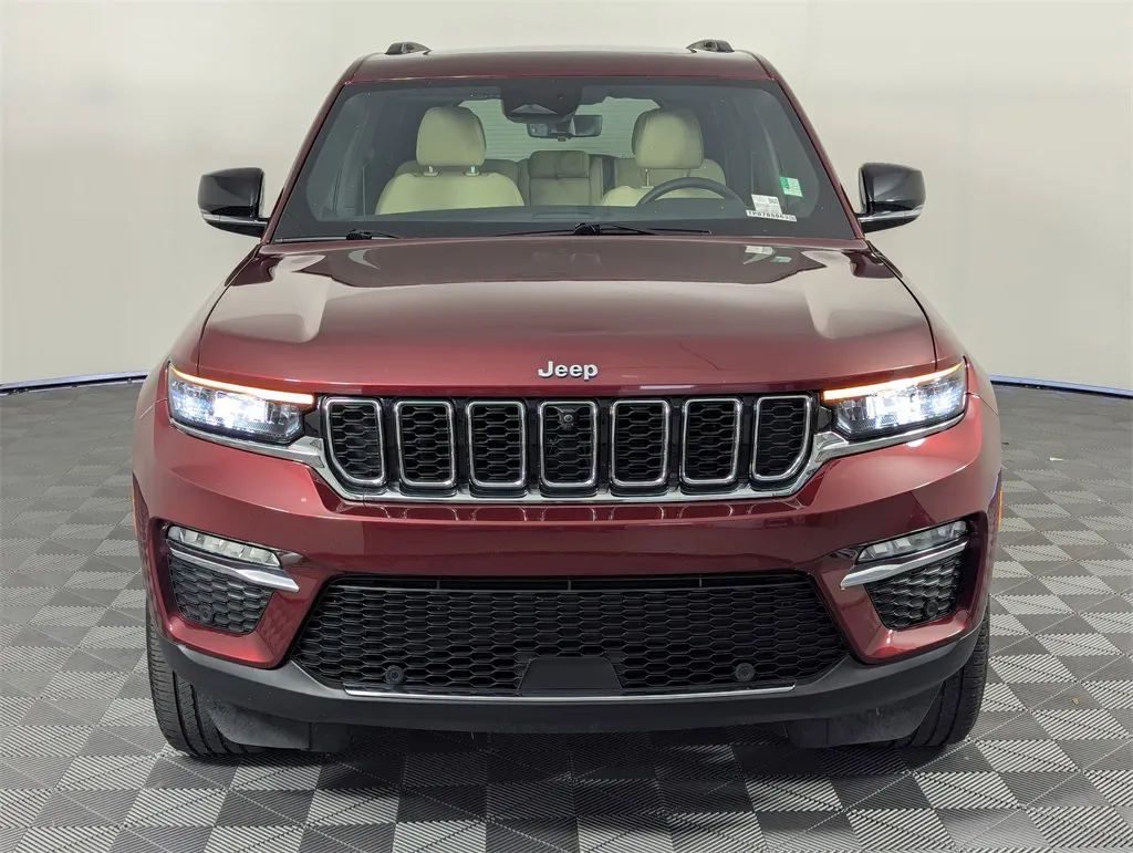 2023 Jeep Cherokee Base photo 3