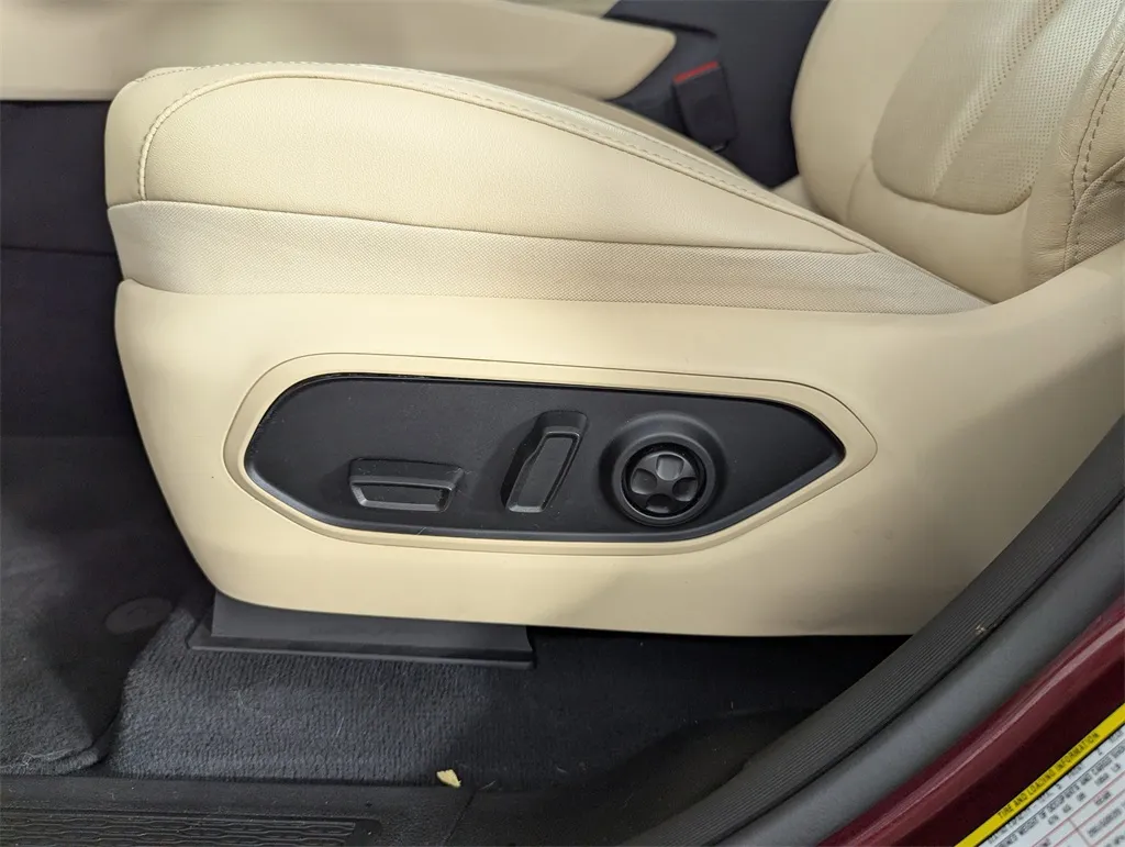 2023 Jeep Cherokee Base photo 4