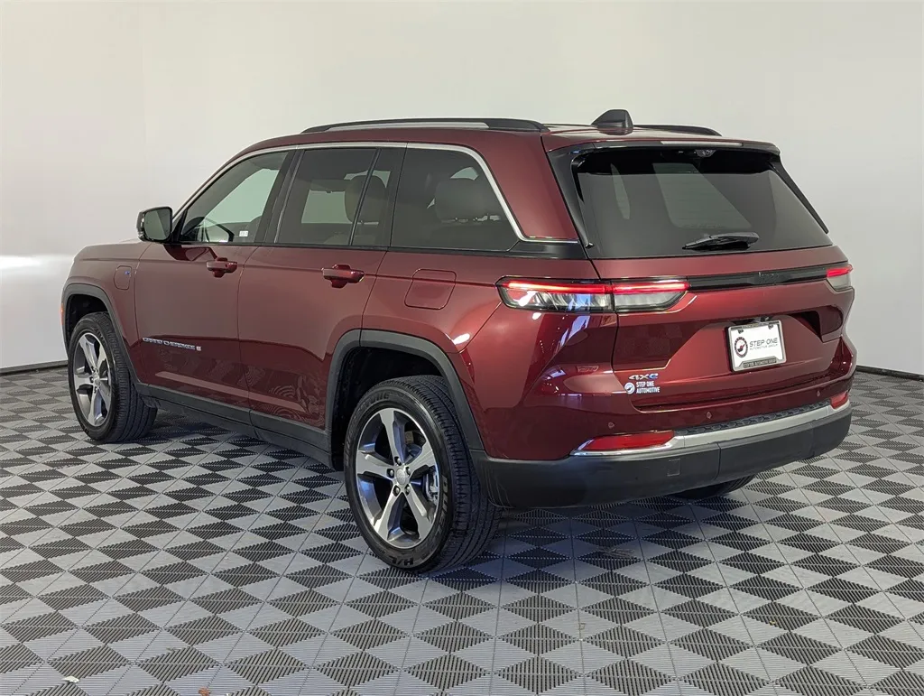 2023 Jeep Cherokee Base photo 2