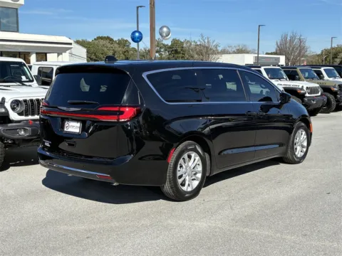More photos of 2026 Chrysler Pacifica Select at Step One CDJR Fiat Fort Walton Beach, FL