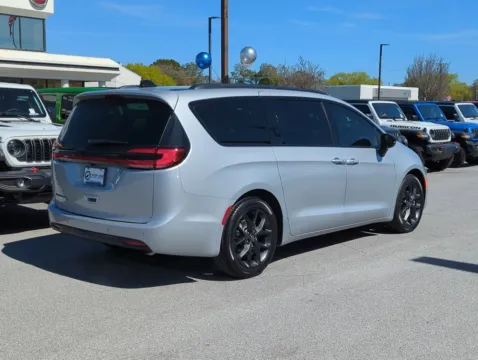 More photos of 2026 Chrysler Pacifica Select at Step One CDJR Fiat Fort Walton Beach, FL