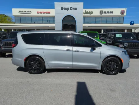 More photos of 2026 Chrysler Pacifica Select at Step One CDJR Fiat Fort Walton Beach, FL