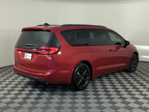 More photos of 2026 Chrysler Pacifica Select at Step One CDJR Fiat Fort Walton Beach, FL