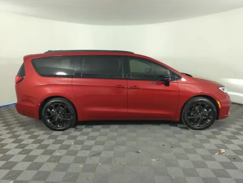 More photos of 2026 Chrysler Pacifica Select at Step One CDJR Fiat Fort Walton Beach, FL