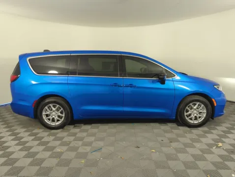 More photos of 2026 Chrysler Pacifica Select at Step One CDJR Fiat Fort Walton Beach, FL