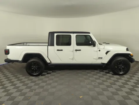 More photos of 2022 Jeep Gladiator Willys at Step One CDJR Fiat Fort Walton Beach, FL